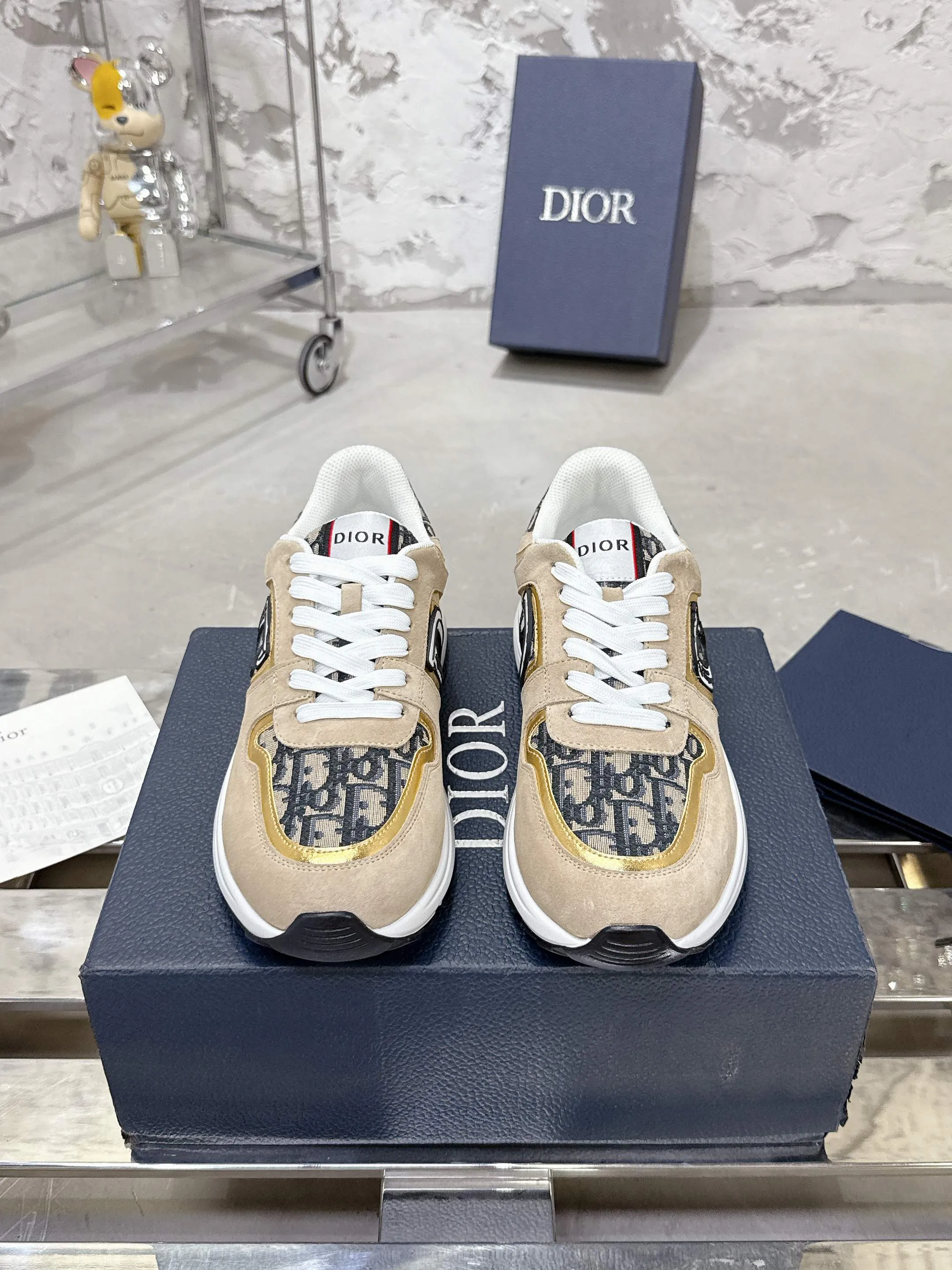 👟👟Ex-factory price 540👟👟 Dior Dior’s latest color matching B30 series dad sneakers. Original version 18,000💰 purchased for development and production. Brand new B30 sneakers. Dad Shoes style shoes that follow the trend of the retro market. The Dior logo on the tongue also indicates that this pair of shoes is the B30 model! B30 uses fine-textured leather and mesh cloth materials to form a shoe body. There are conspicuous letters CD on both sides of the shoe body to indicate identity. Many lines on the shoe body outline details to make the shoes look less monotonous and full of retro flavor. The delivery counter is exquisitely packaged🛍📦 ▪️Fabric: Original customized technical fabric + mesh ▪️Inner lining: Customized breathable lining ▪️Outsole: Original molded IP foam + TPU outsole ▪️Sole thickness: 3.5CM ▪️Size: Men’s size 39-45